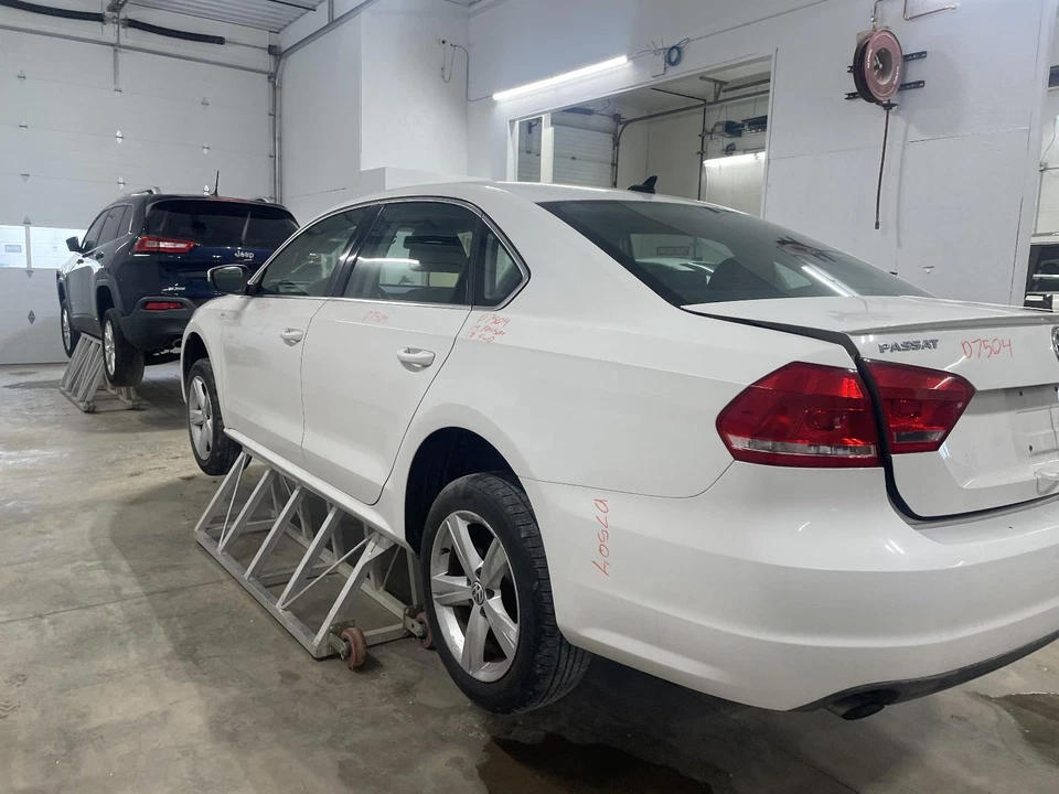 Used Front Right Seat Belt Front fits: 2014 Volkswagen Passat bucket seat passen - Image 2 of 4