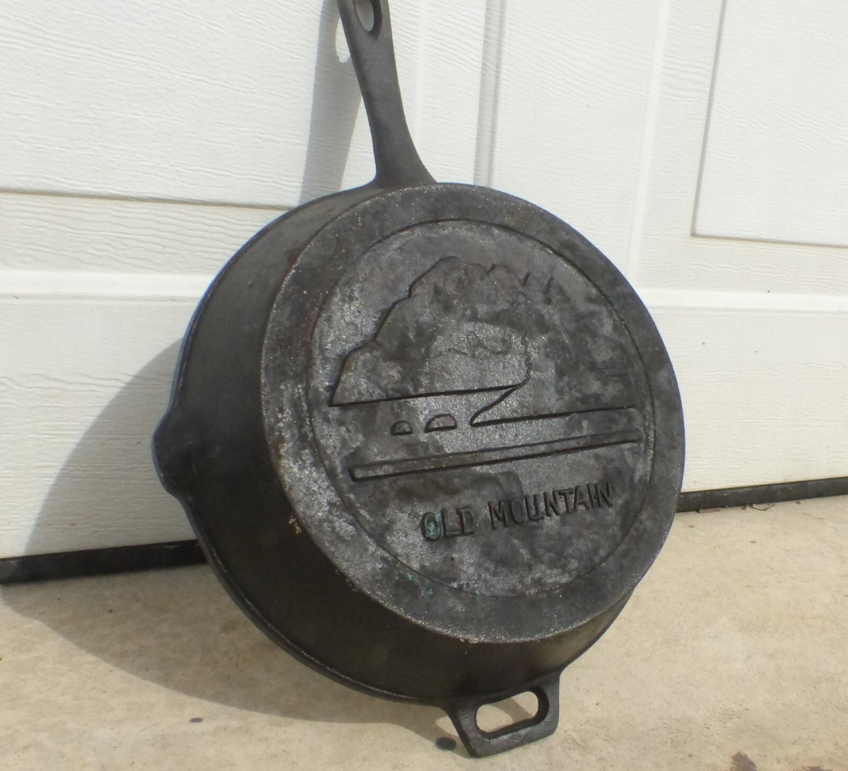 Vintage Cast Iron Old Mountain Skillet 9 1/2 Vintage Cast Iron Old Mountain Skillet 9 1/2