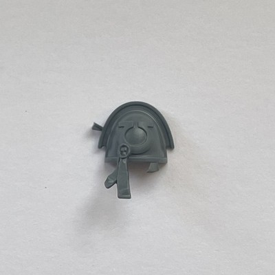 WARHAMMER 40,000 ULTRAMARINE character  FERREN AREIOS ornate shoulder pad