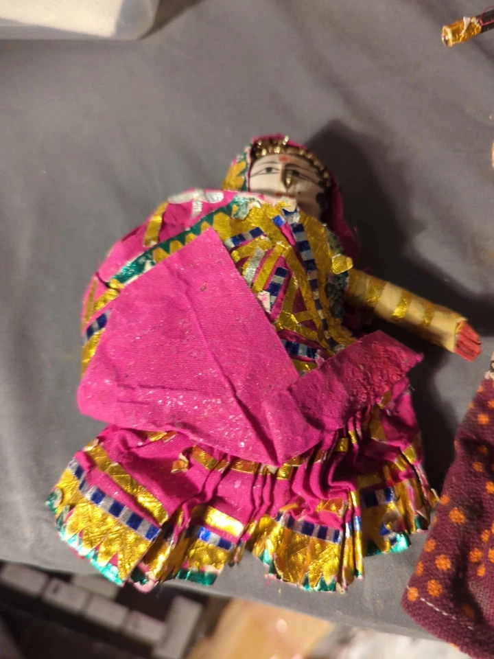 Conjunto de muñecas de madera coloridas vintage hechas a mano de Rajasthani Putli India Foto 2 de 4