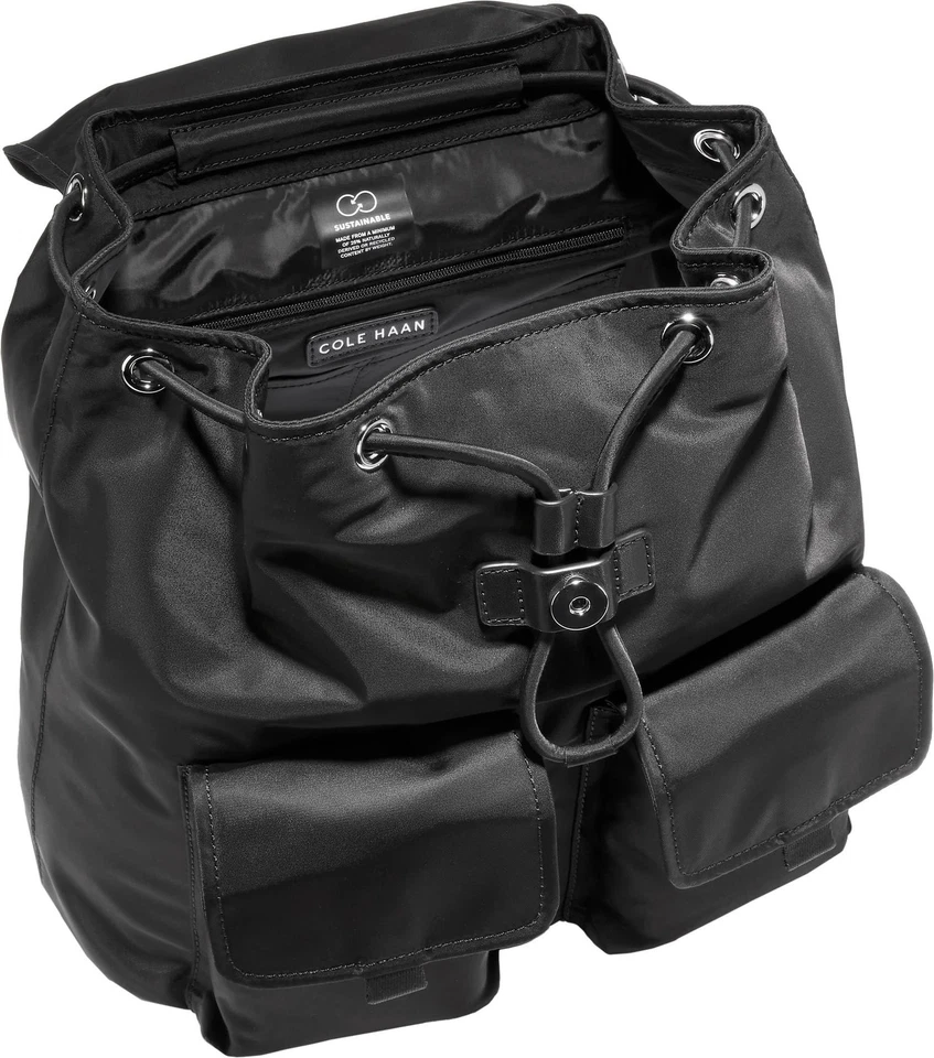 Mochila Cole Haan con solapa de nailon, negra lisa Foto 4 de 4