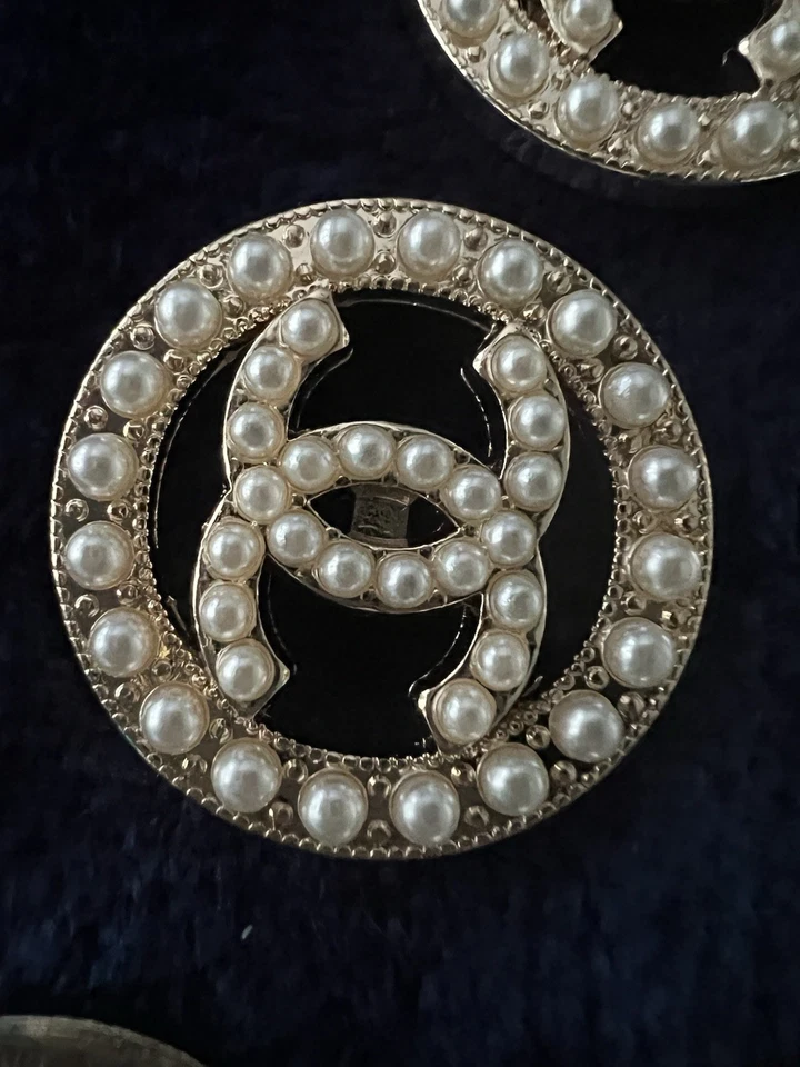 CC(set of 6) 27mm=1.06”Pearl embellished gold tone, metal shank back buttons 🤩 - Image 4 of 4