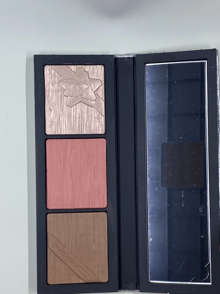  Mac Shiny Pretty Things Face Compact FAIR - Highlighter, Blush, Bronzer - Image 3 of 4