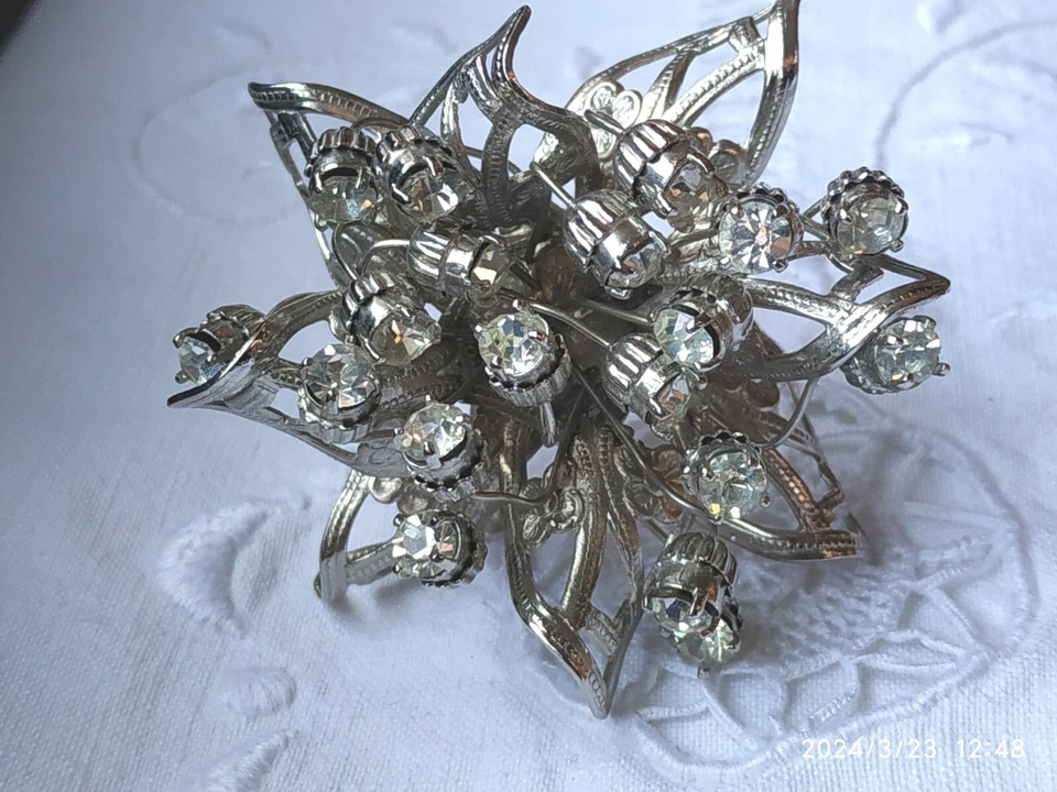 SPILLA GRANDE A FIORE COLOR ARGENTO  CON STRASS  BIJOUX IDEA REGALO - Immagine 4 di 4