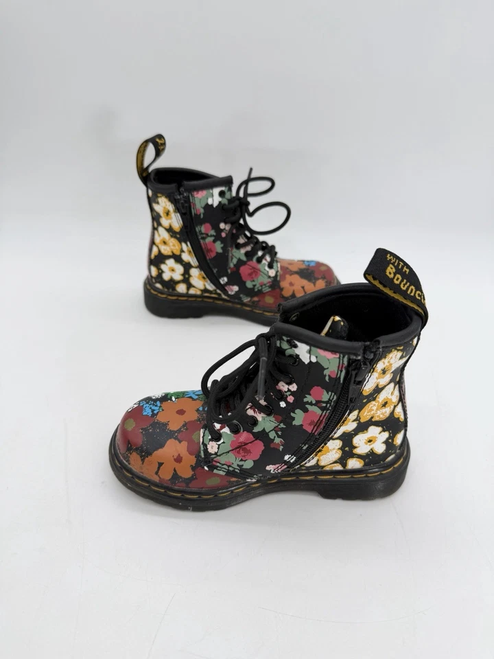 Ботинки Dr Martens для маленьких детей ясельного возраста черные 1460 T цветочная пастель водяная кожа 8 - Изображение 2 из 4