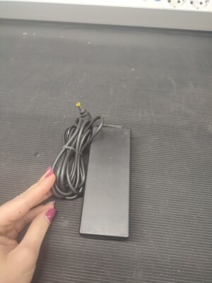 FUJITSU CP360065-01 Netzteil 19V 4.22A Gebraucht Aktiv Ohne Stromkabel