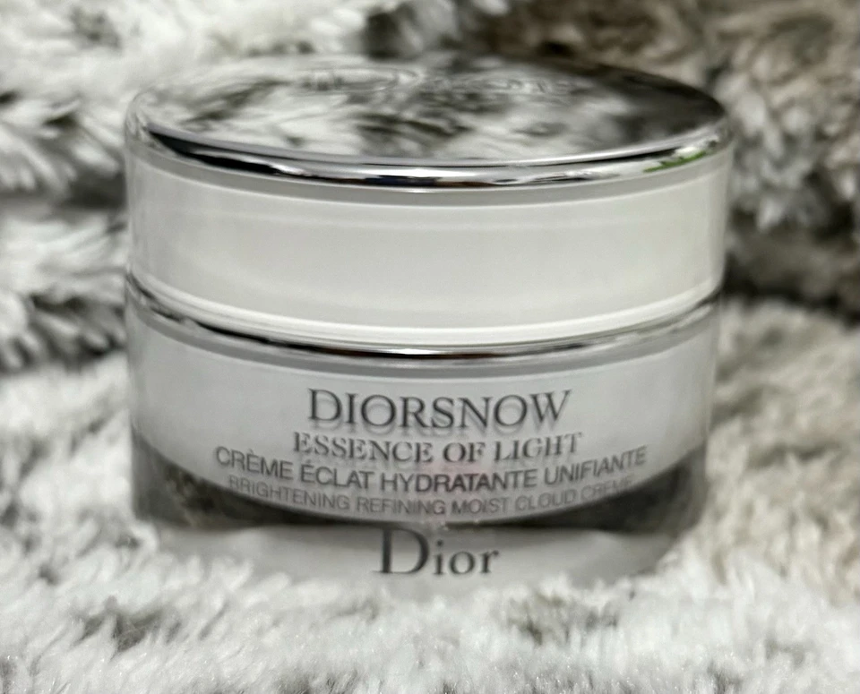 Loción Iluminadora Dior Diorsnow Essence of Light 1.7oz Nueva Valor $162 Foto 2 de 4