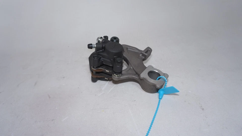 2024 11-24 GSXR 600 750 REAR BRAKE CALIPER PADS MOUNT 324354 120 800 NICE OEM - Image 4 of 4