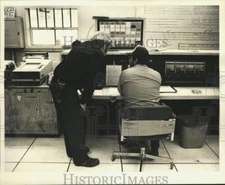 1988 Press Photo Board operator Sonny Turlich confers with Sidney Cohron
