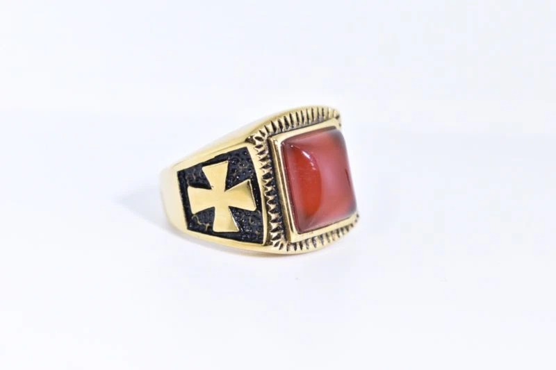 Anillo cruzado de cornalina genuina de acero inoxidable chapado en oro talla 10 para hombre Foto 2 de 4