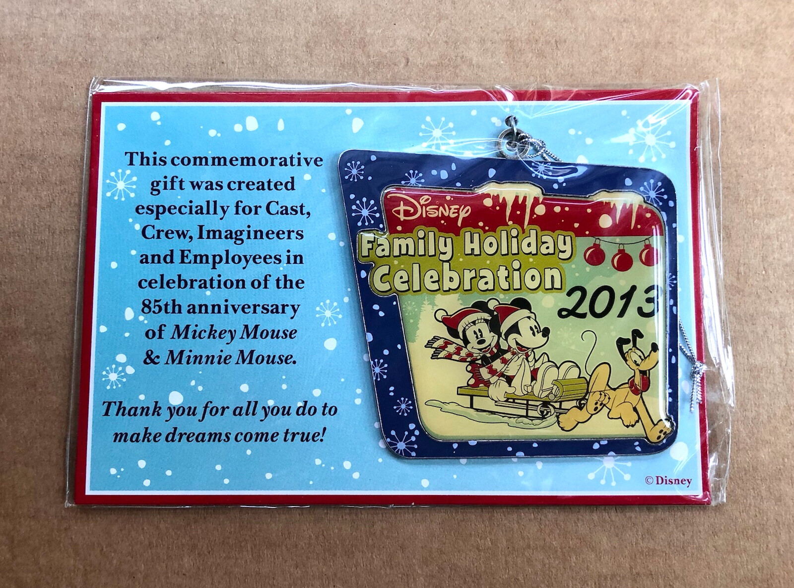 new-disney-cast-holiday-celebration-ornament-85th-anny-retro-mickey