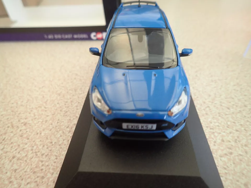 Vanguards VA15301 1:43 Ford Focus MK3 RS Nitrous Blue Untouched - Image 4 of 4