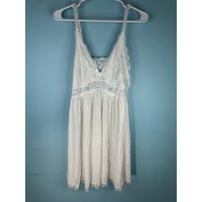 white chemise/slip featuring scalloped lace detailing adjustable straps Size M
