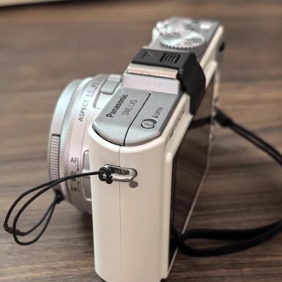 Panasonic LUMIX DMC-LX5 White 10.1MP 3.8X Optical Zoom Digital