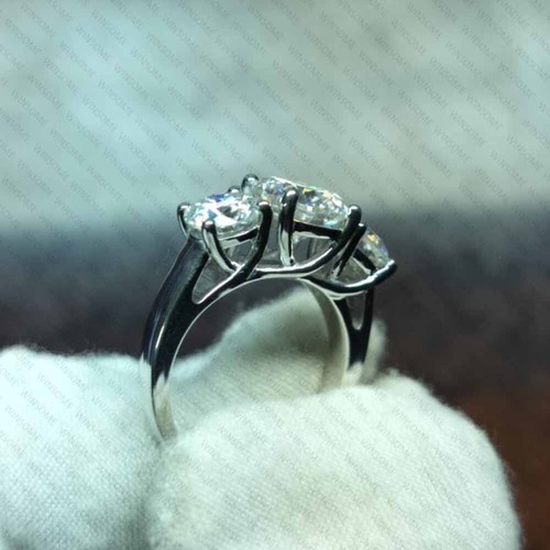 Anello di Fidanzamento Moissanite Tre Pietre Taglio Tondo 3,67CT in Oro Bianco 14K Placcato - Foto 2 di 6