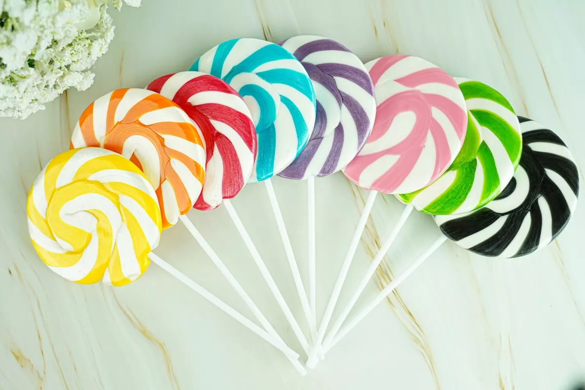 LOLLIPOPS 50 x 30g RAINBOW SWIRLY LOLLIES KIDS XMAS PARTY BAGS CAKE TOPPER  HALAL