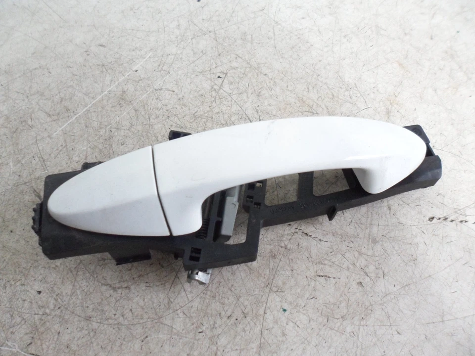 FORD FIESTA MK7 2010 OSR DRIVER SIDE REAR EXTERIOR DOOR HANDLE BRACKET WHITE