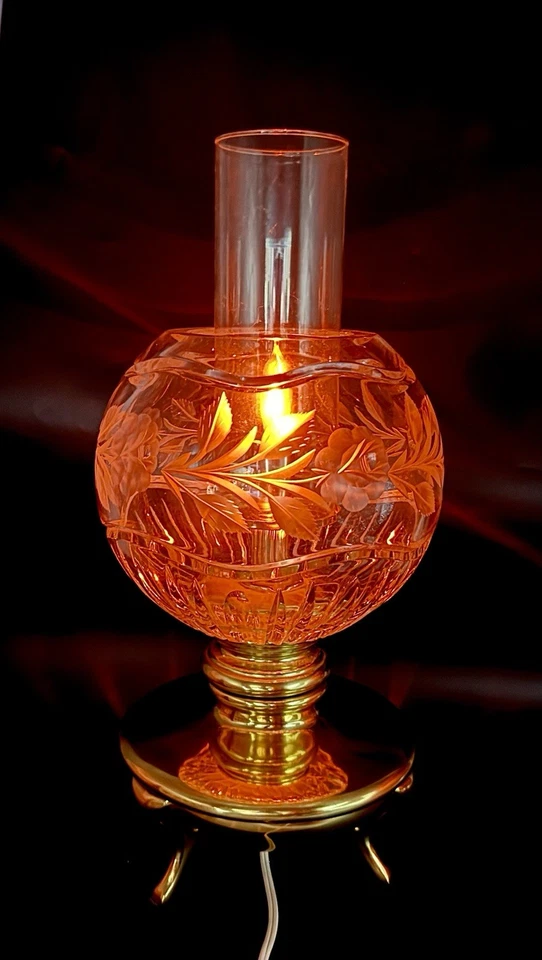 Lámpara de salón vintage con patas de latón con pantalla de vidrio redonda rosa grabada en cristal Foto 2 de 4