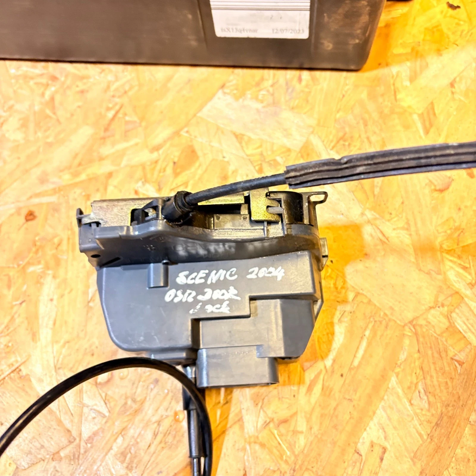 Scenic II OSR rear door lock latch actuator actual item reverse side photograph