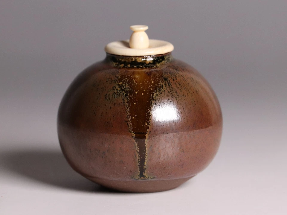 Contenedor de té de porcelana japonesa de 2,44 pulgadas con forma de berenjena por 笹田有祥� Sasada Arisho Foto 4 de 4