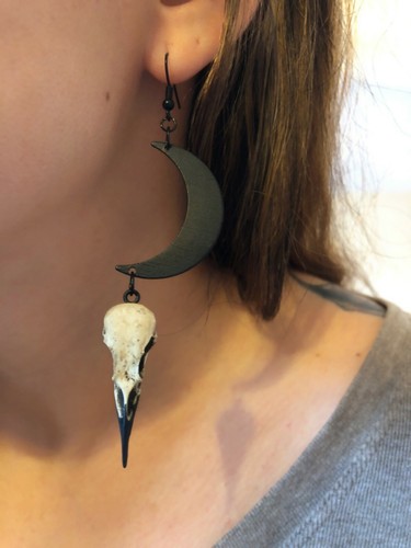 Halbmond Mond Rabe Totenkopf Ohrringe Abnehmender Mond Ohrringe Hexe Schmuck kleiner Anhänger - Bild 2 von 2