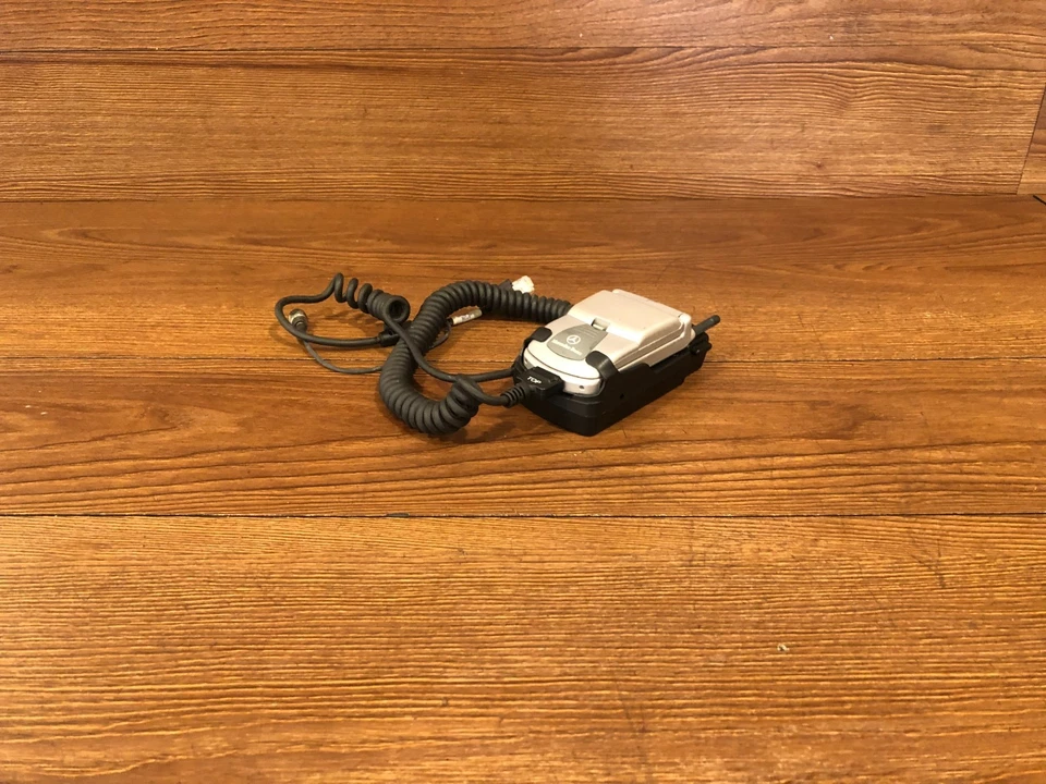 MERCEDES VINTAGE CONSOLA ADAPTADOR BASE MOTOROLA ABATIBLE TELÉFONO CELULAR OEM Foto 2 de 4