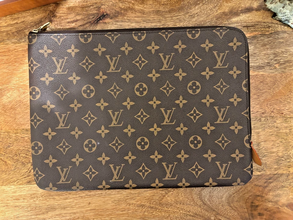 Auténtico Louis Vuitton Poche Documentos Tableta Cubierta Monograma Lona Bolso sin asas Estuche Foto 2 de 4