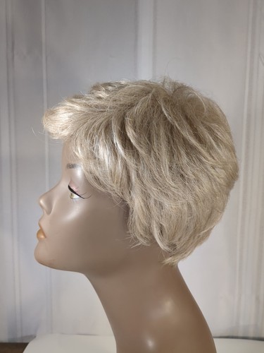 Peluca Fashion Club Corta, Pequeña Rubia con Rubia Ver Etiqueta - Imagen 2 de 7