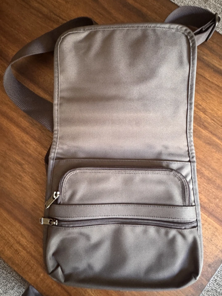 TUMI 22105DH Balístico Nylon/Cuero Solapa Bandolera Mensajero Tableta Bolso, Gris Foto 4 de 4