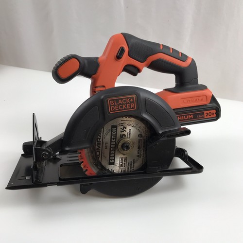 BLACK & DECKER 20V Cordless 5-1/2" Circular Saw BDCCS20, 20 Volt w/ blade