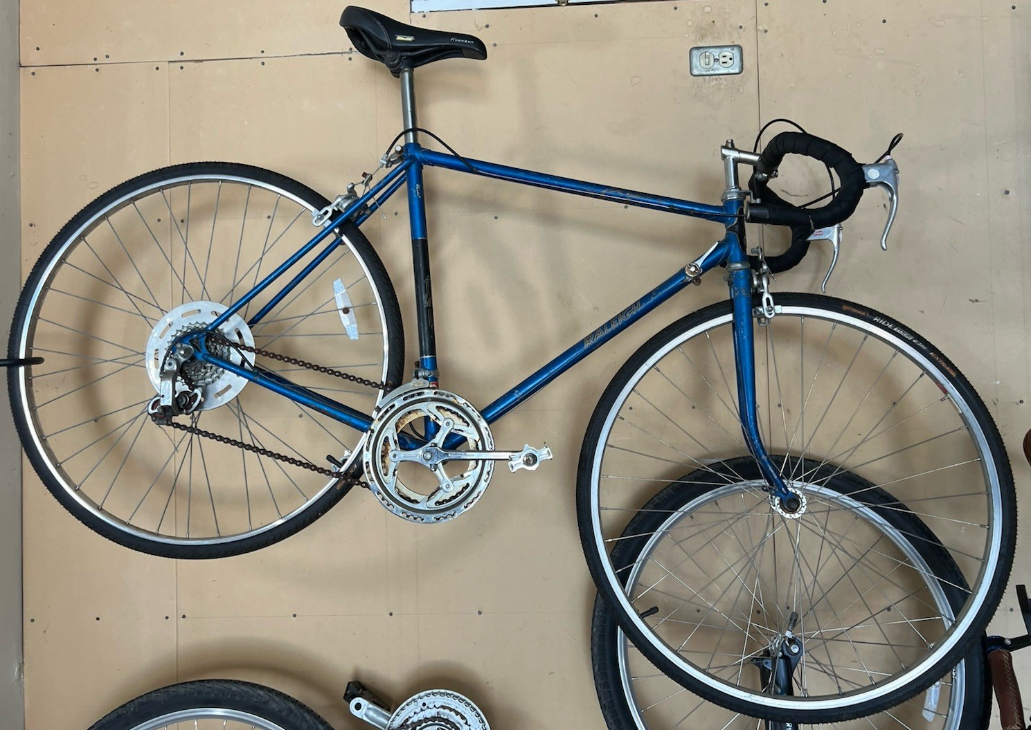 Raleigh Vintage Road Bicycle - Blue - New Tires And Tubes (250.00 USD) Raleigh Vintage Road Bicycle - Blue - New Tires And Tubes (250.00 USD)