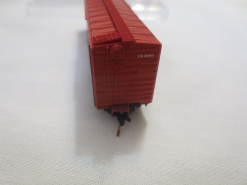 MICRO-TRAINS 32190 N-Gauge Steel Boxcar 50ft Plug Door, New Haven NH 40602 - Picture 7 of 16