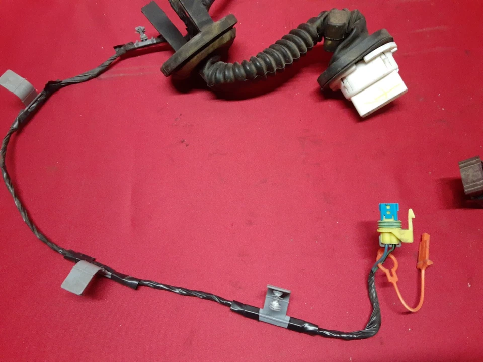 Cadillac Escalade Chevy Tahoe GMC Yukon 2008 arnés de puerta trasera izquierda 15297243 Foto 2 de 4