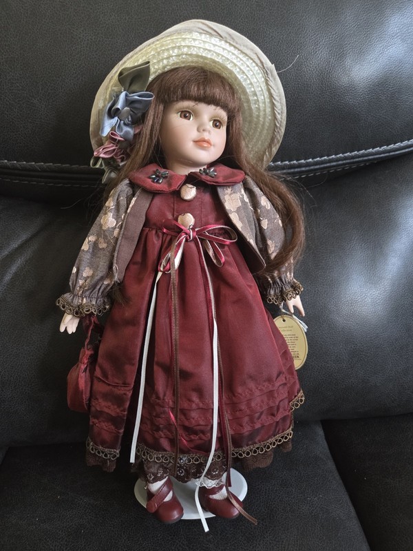 AILEEN PORCELAIN DOLL-EMERALD COLLECTION VINTAGE
