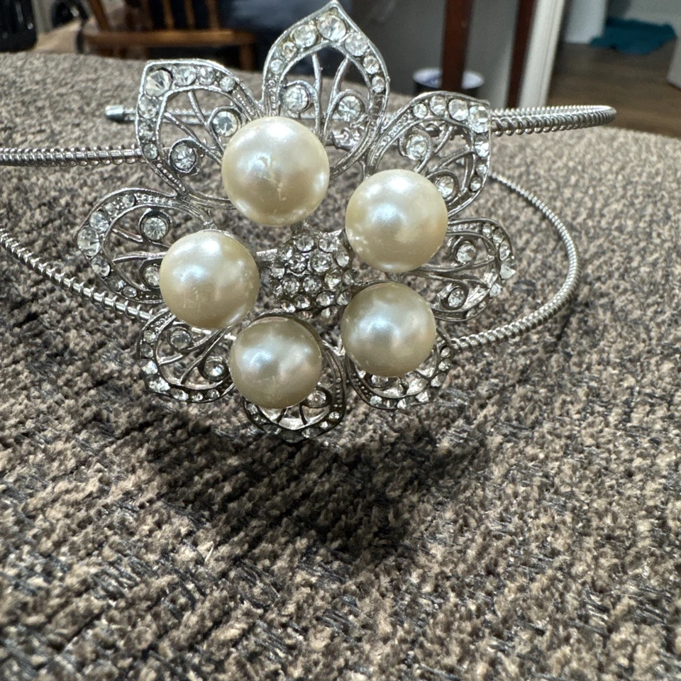 Pearl Flower Headband David’s Bridal Pearl & Crystal Bride Tiara Headband - Изображение 3 из 4