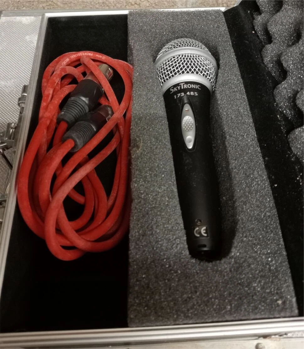 Microphone Rétro Isolé Sur Fond De Couleur | Photo Gratuite