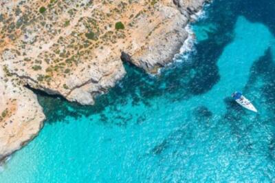 Wandbild: Yacht, Luftbild himmlische Blaue Lagune auf der Insel Comino [...]