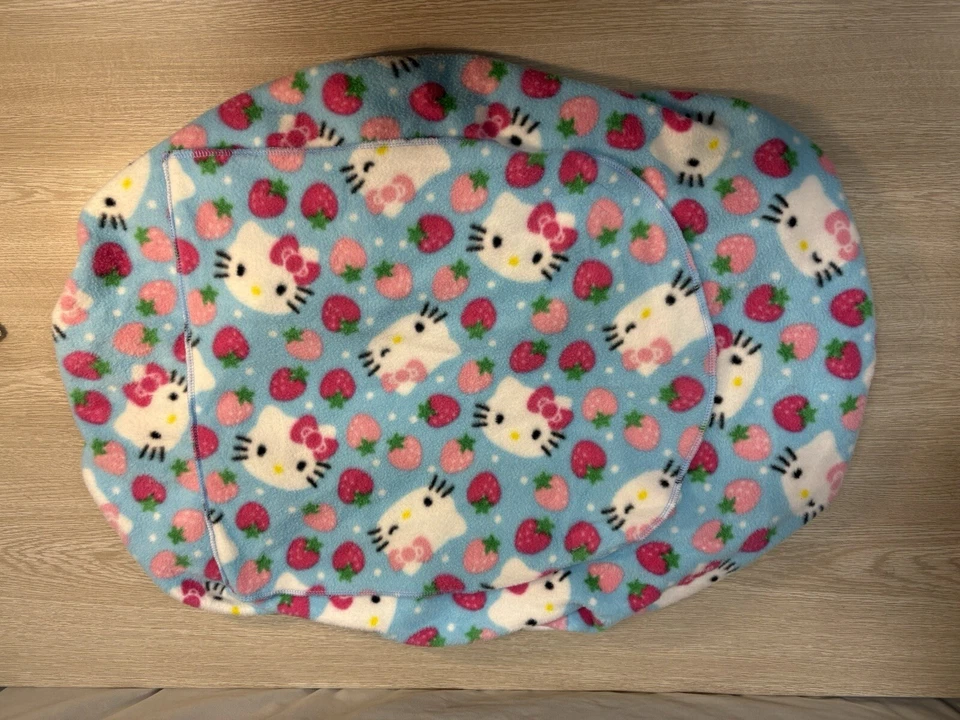 Porta-bebês Hello Kitty capa, lã, gatinho com morangos quente  - Imagem 2 de 4