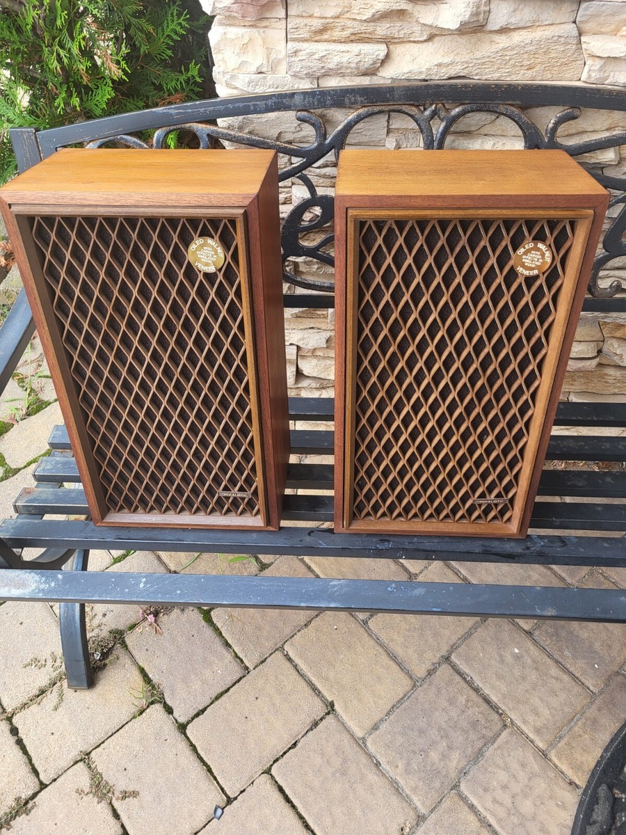 Realistic NOVA 5 Speakers 2-Way Stereo Pair 4019A Walnut Cabinets