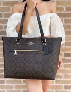 gallery tote in signature leather