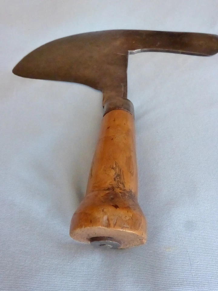 Ancienne serpe à talon poudo + étui cuir outil ancien vigneron vigne marque J - Photo 4/4