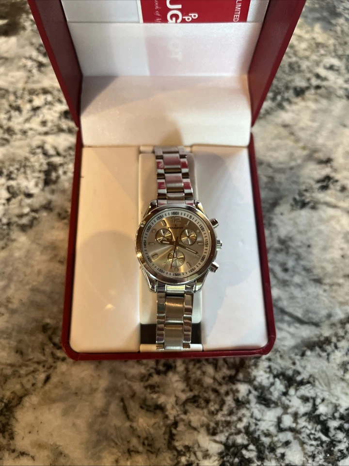 Reloj Peugeot con caja roja y etiquetas Foto 3 de 4