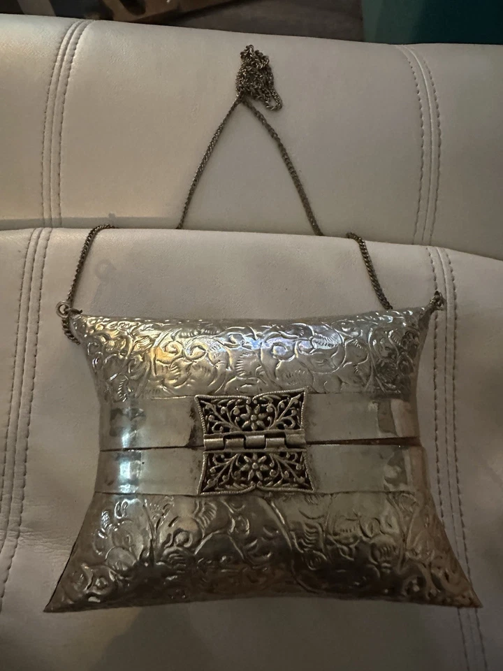 Bolso sin asas estilo Art Deco con almohada de metal estampado Foto 3 de 3