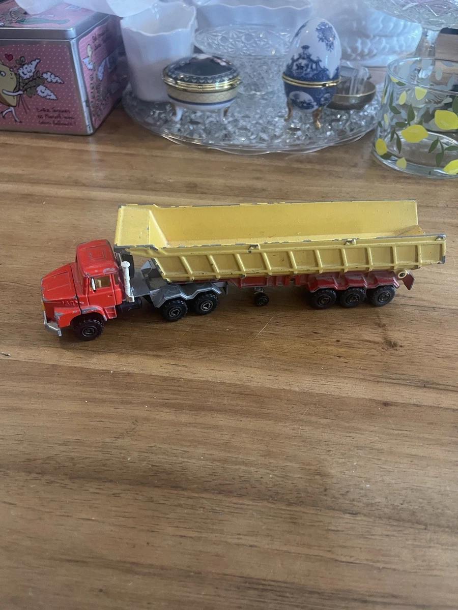 Le Saviem avec sa semi remorque porte autos Majorette au 1/60e