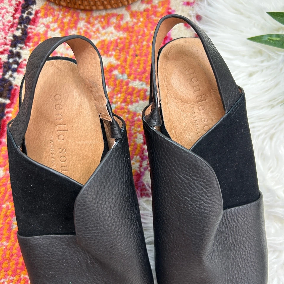 Sandalia Charlisa Gentle Souls de Kenneth Cole de cuero negro con tacón y eslinga trasera 8 Foto 4 de 4