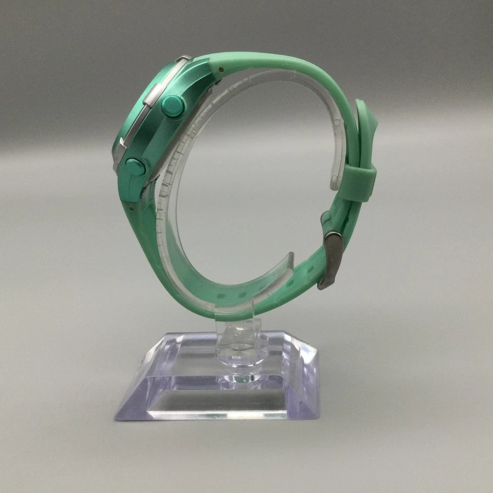 Reloj digital deportivo Armitron Pro para mujer 36 mm 100 M retroiluminación verde tono plata Foto 4 de 4