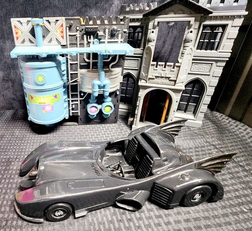 Batman Wayne Manor & Batmobile - Picture 2 of 4