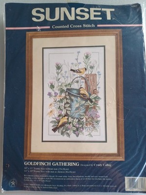 NEU, UNGEÖFFNET, ABMESSUNGEN/SONNENUNTERGANG GEZÄHLT KREUZSTICH SET ''GOLDFINCH GATHERING''.