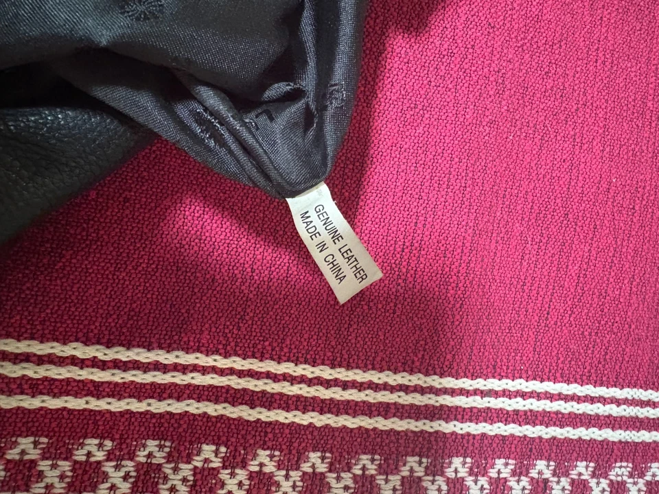 Bolsa de mão LUCE preta couro genuíno cravejada de metal / acabamento dourado - Imagem 3 de 4