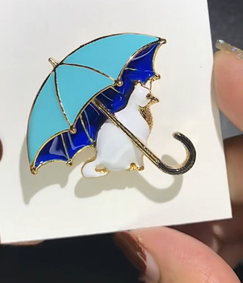 Broche Bijou Pendentif Chat Blanc au Parapluie Bleu - Bijoux des Lys